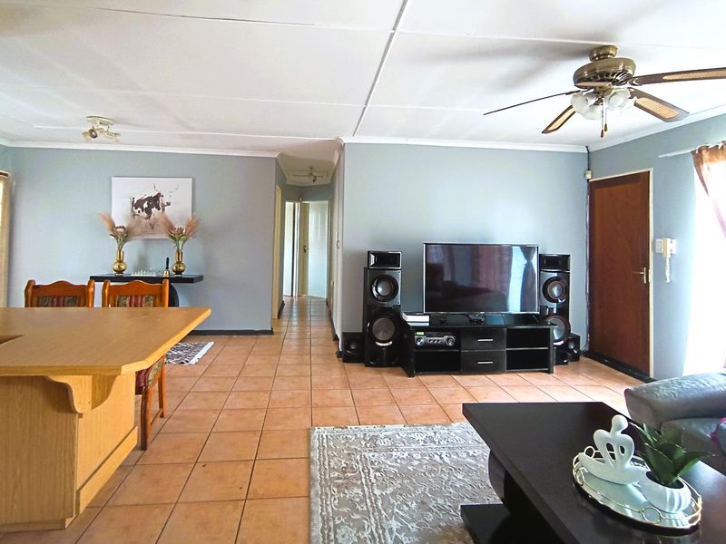 Spacious Townhouse Near Top Schools & UFS - Photo 2