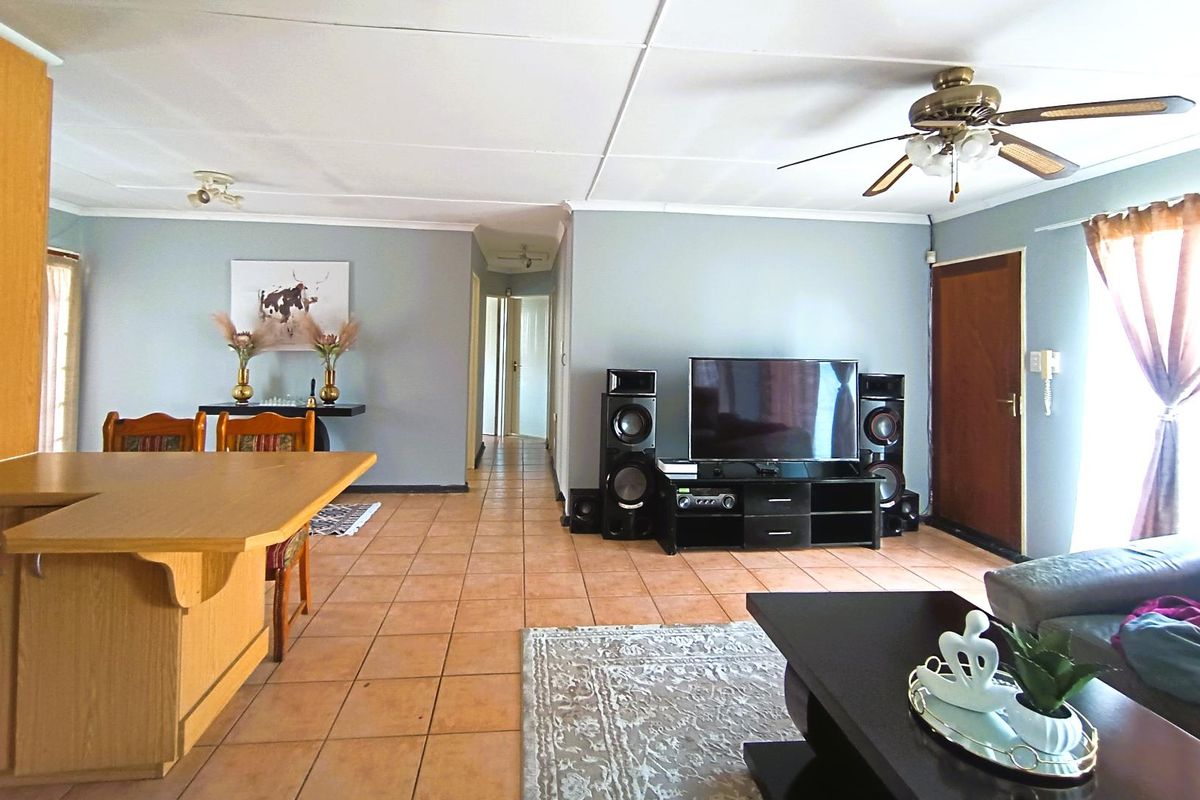Spacious Townhouse Near Top Schools & UFS - Photo 2