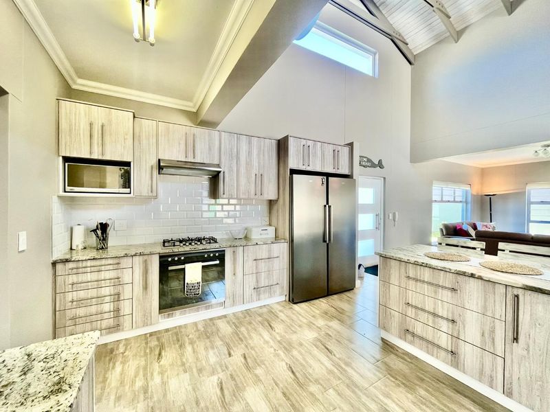 Stylish 3-Bedroom Home Offering Space, Flow & Lifestyle - Photo 3