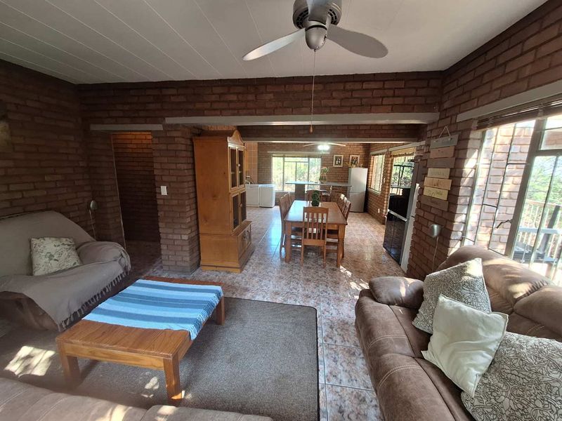 Spacious 4-bed Oasis with Stunning Mountain Views - Photo 8