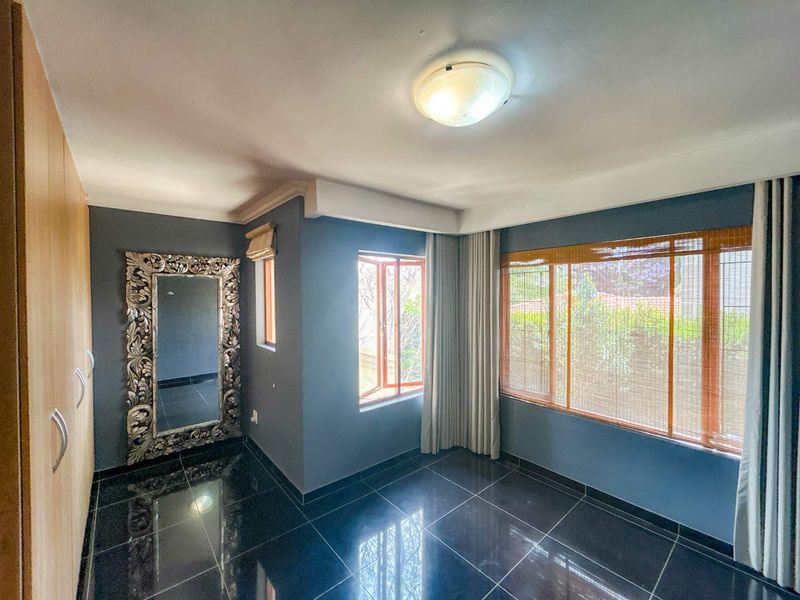 Back On The Market: Renovated Home in Secure Estate - Photo 8