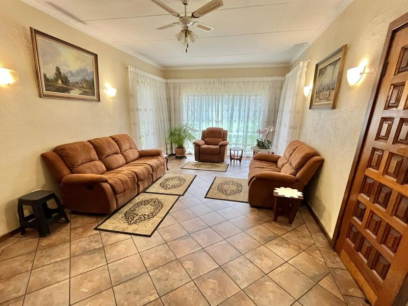 Stunning 4-Bedroom Home in the Secure Enclave of Freeway Park - Photo 4