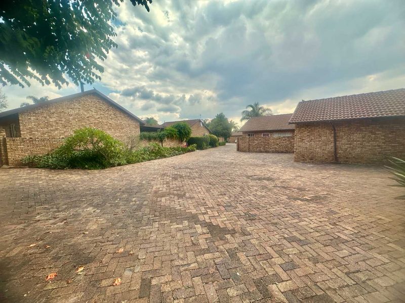 Charming 2 Bedroom Townhouse for Sale - Photo 2