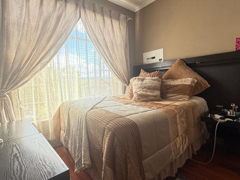 Beautifully Maintained Apartment - Photo 9