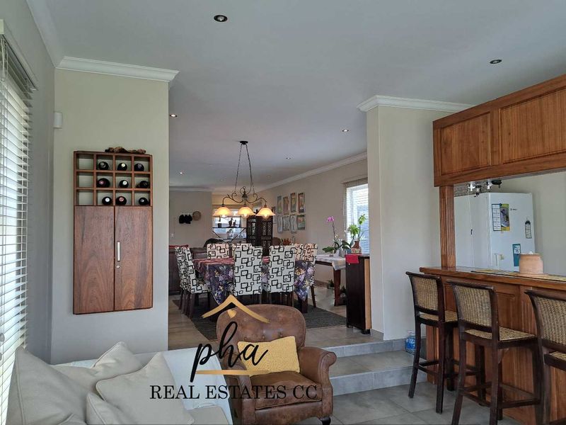 Exceptional 4 bedroom Family home with  beautiful 2 bedr flat in prime Lagoon Area, Walvis Bay - Photo 7