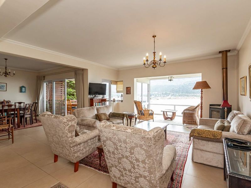 Multi-level Seaview home with flexible dual living options - Photo 7