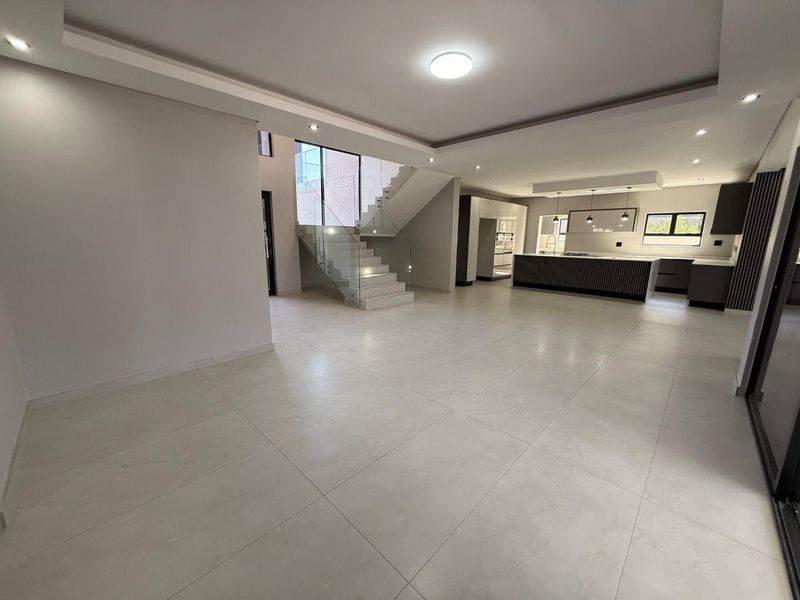 Meticulously crafted 4 bedroom 4 1/2 bathroom double-story residence - Photo 5