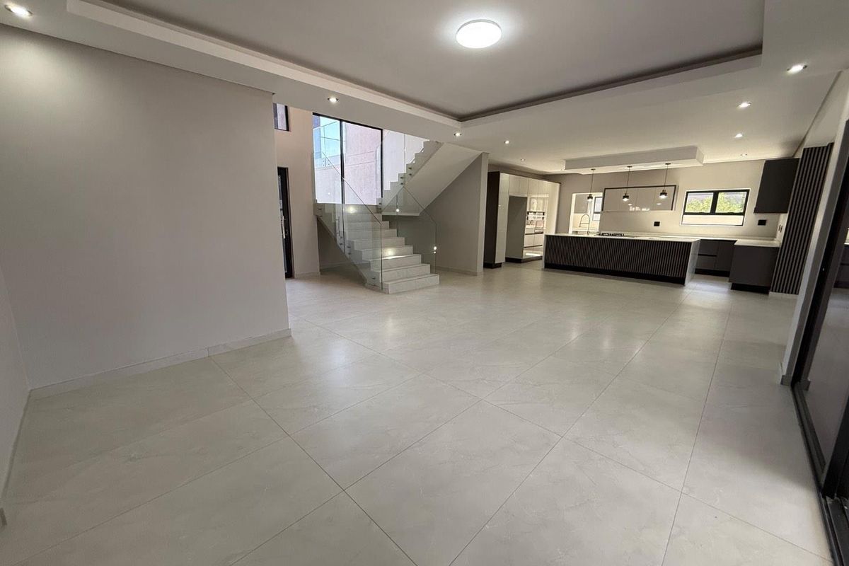 Meticulously crafted 4 bedroom 4 1/2 bathroom double-story residence - Photo 5