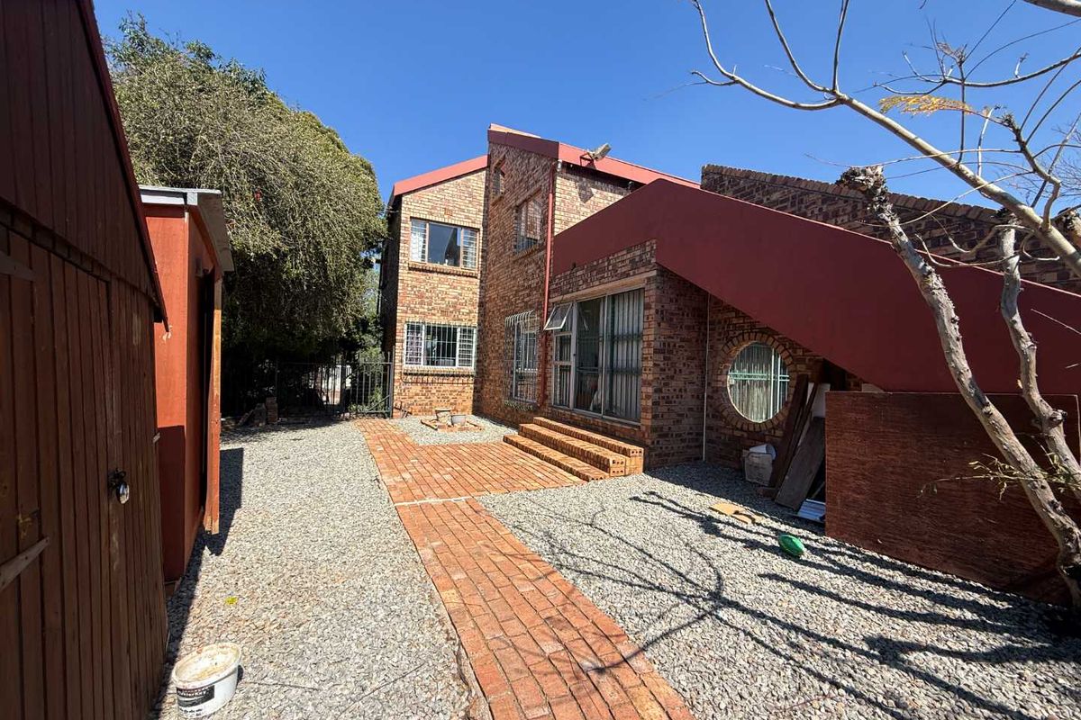 Your Dream Home in the Heart of Florida Glen – Space, Style & Serious “Wow” Factor! - Photo 4