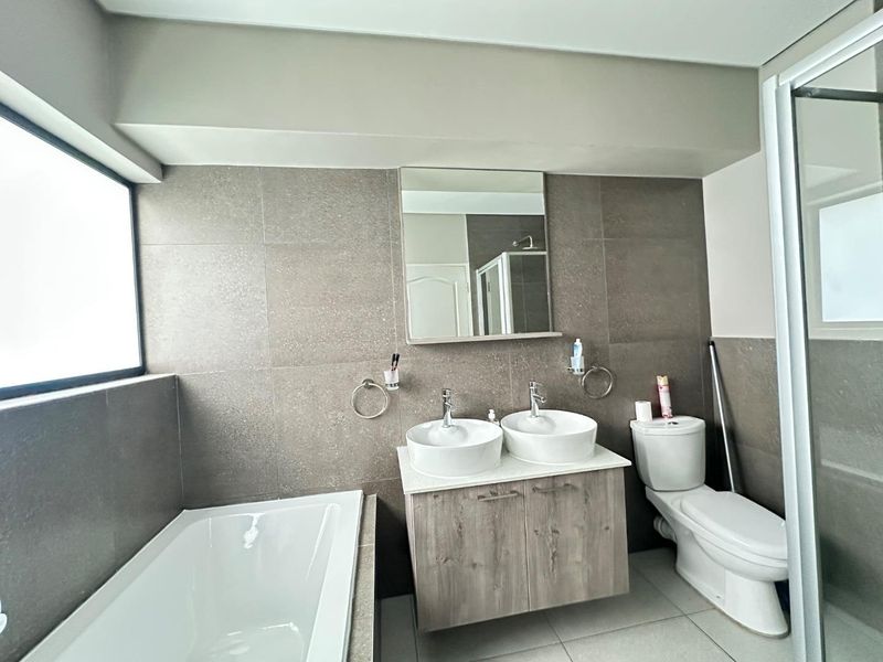 Luxurious Family Living: Spacious Home in Secure Complex - Photo 9