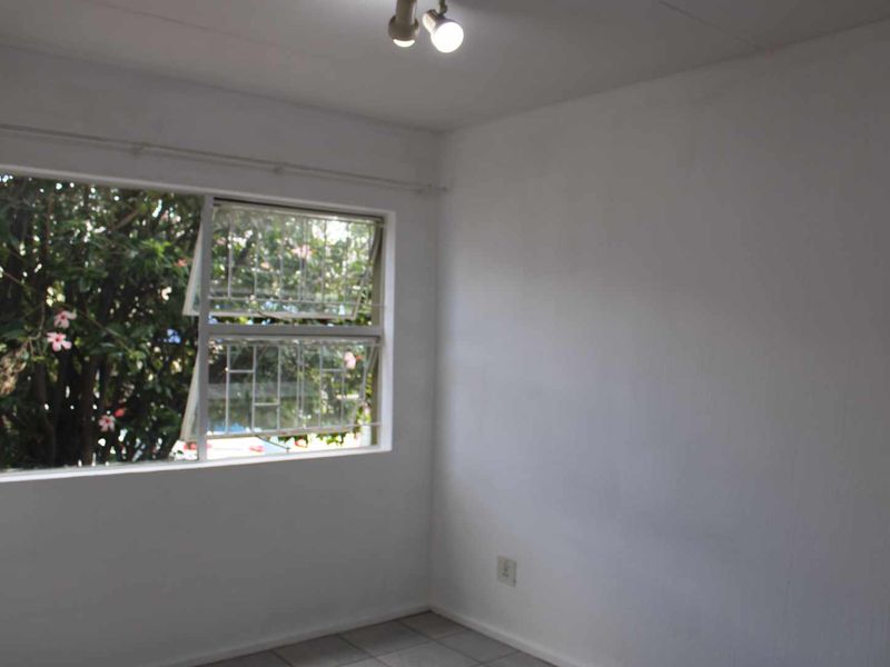Garden Apartment Close to Mall of Africa - Photo 9
