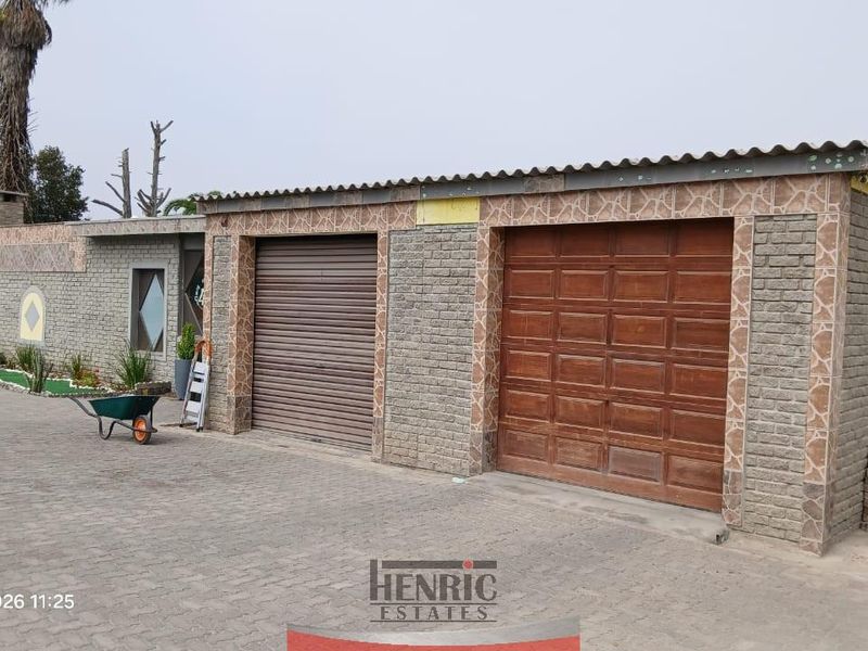 Sole Mandate; Large Family Home with Flatlet in Vineta for Sale - Photo 2