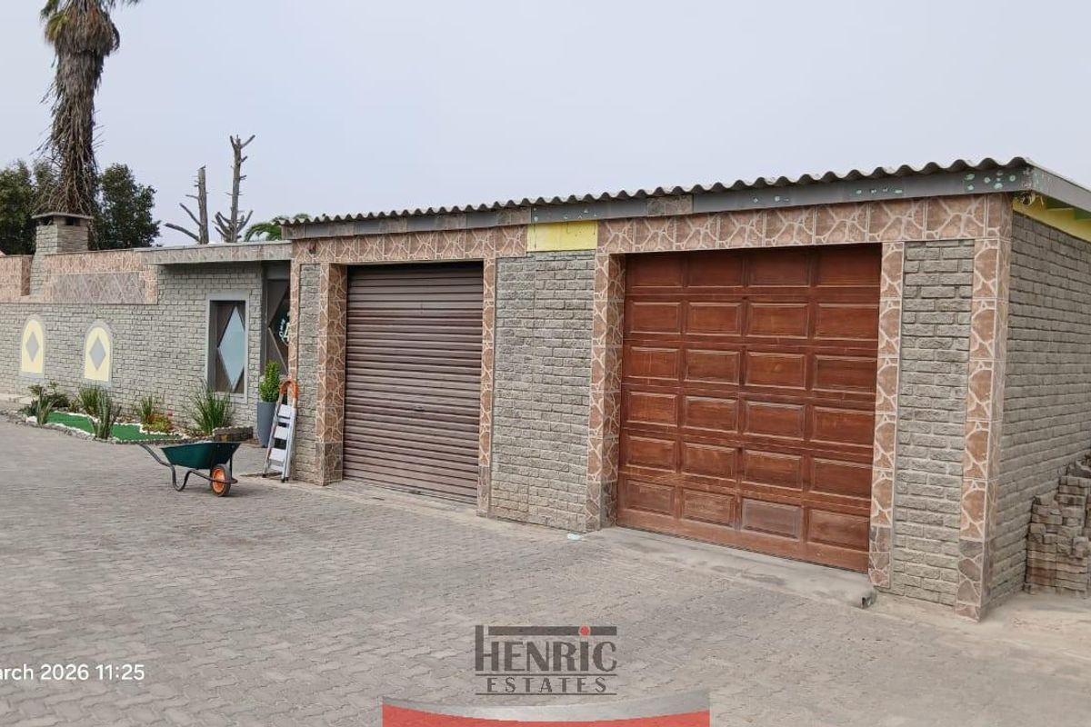 Sole Mandate; Large Family Home with Flatlet in Vineta for Sale - Photo 2
