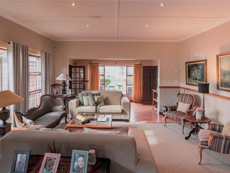 Immaculate family home in best position with views - Photo 10