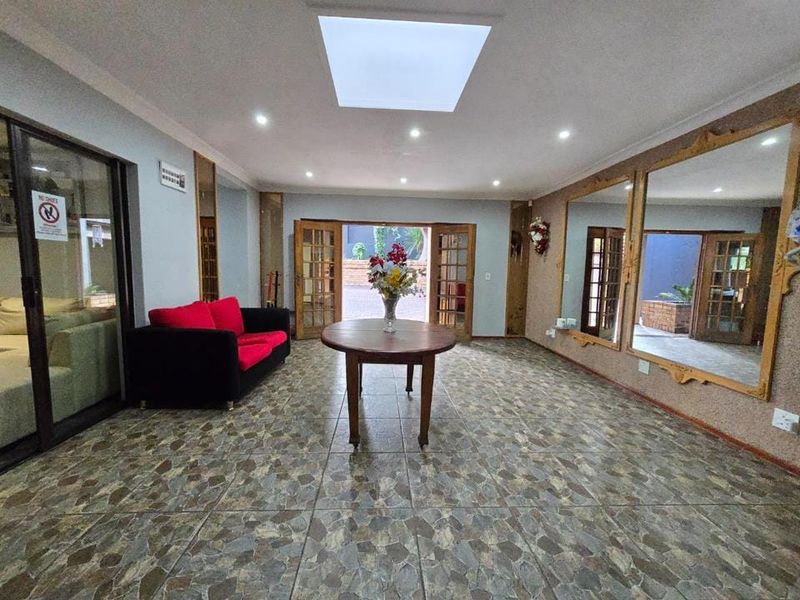 8 Bedroom House for Sale in Bassonia - Photo 7