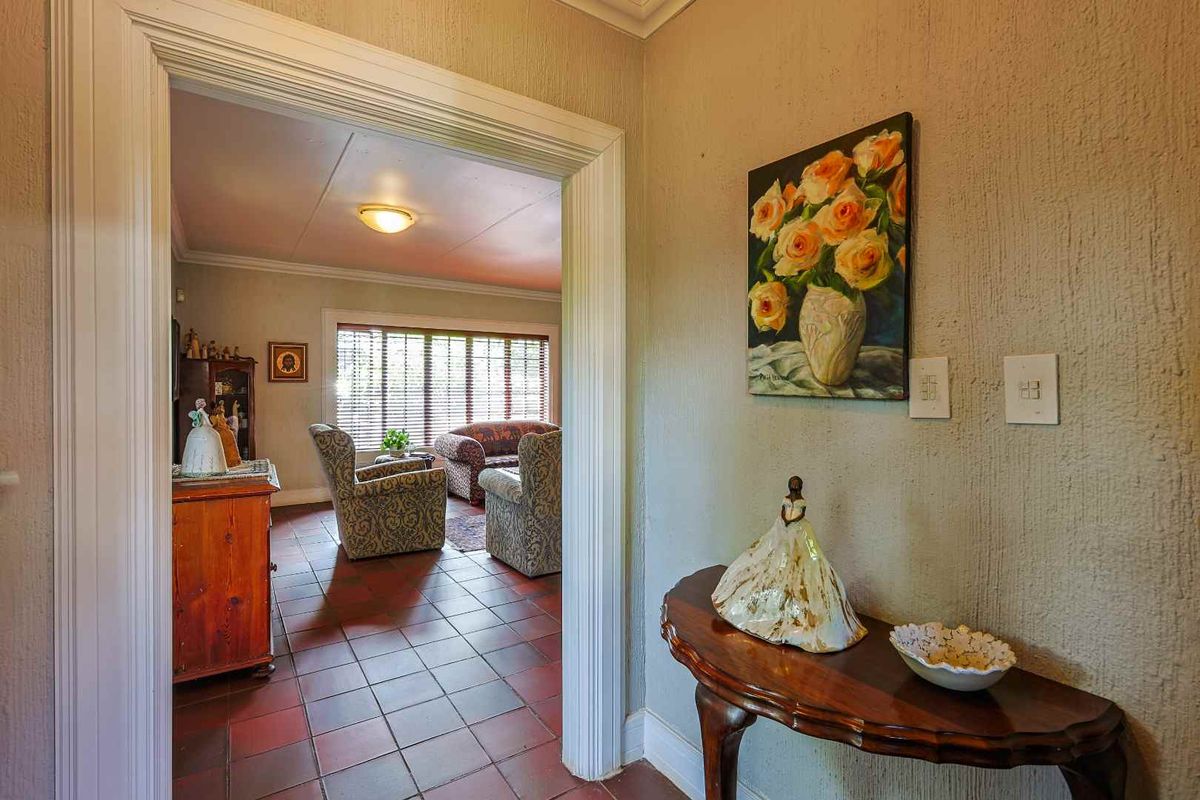 Spacious Family Home with Character & Separate Flatlet - Photo 5