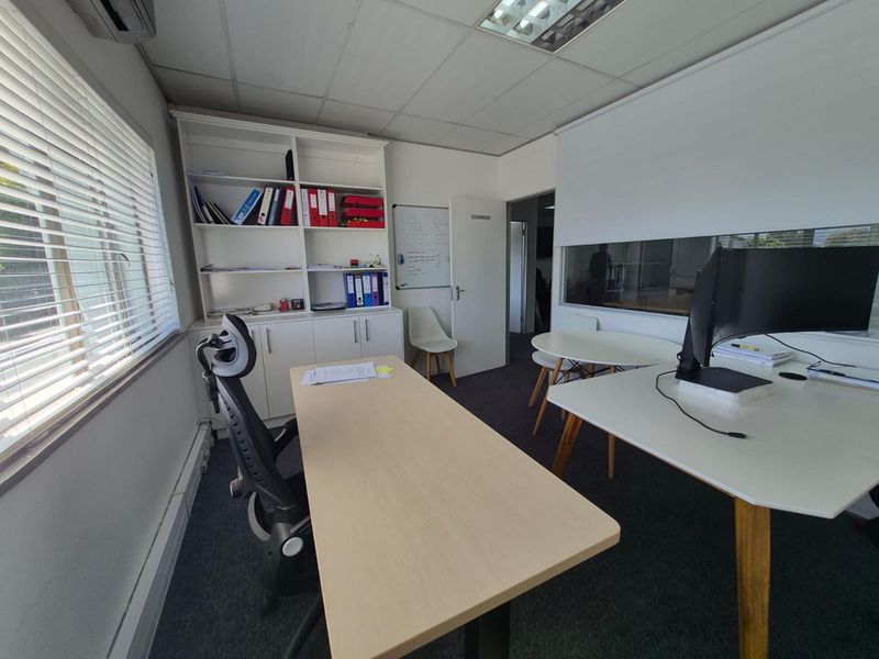 BERGVLIET – 103M2 STUNNING OFFICE SPACE TO LET - Photo 2