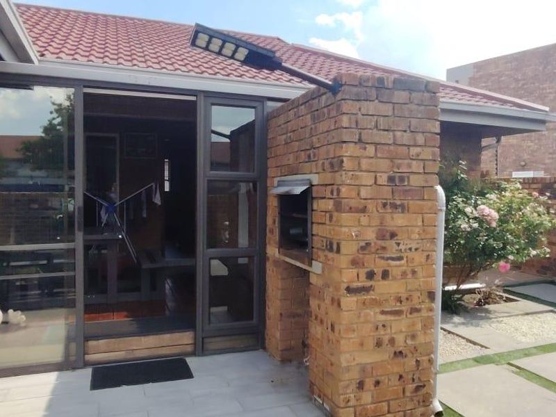 Absolute stunning facebrick 2 bedroom unit with lockup garage . Magnificient established garden and  koi pond. - Photo 6