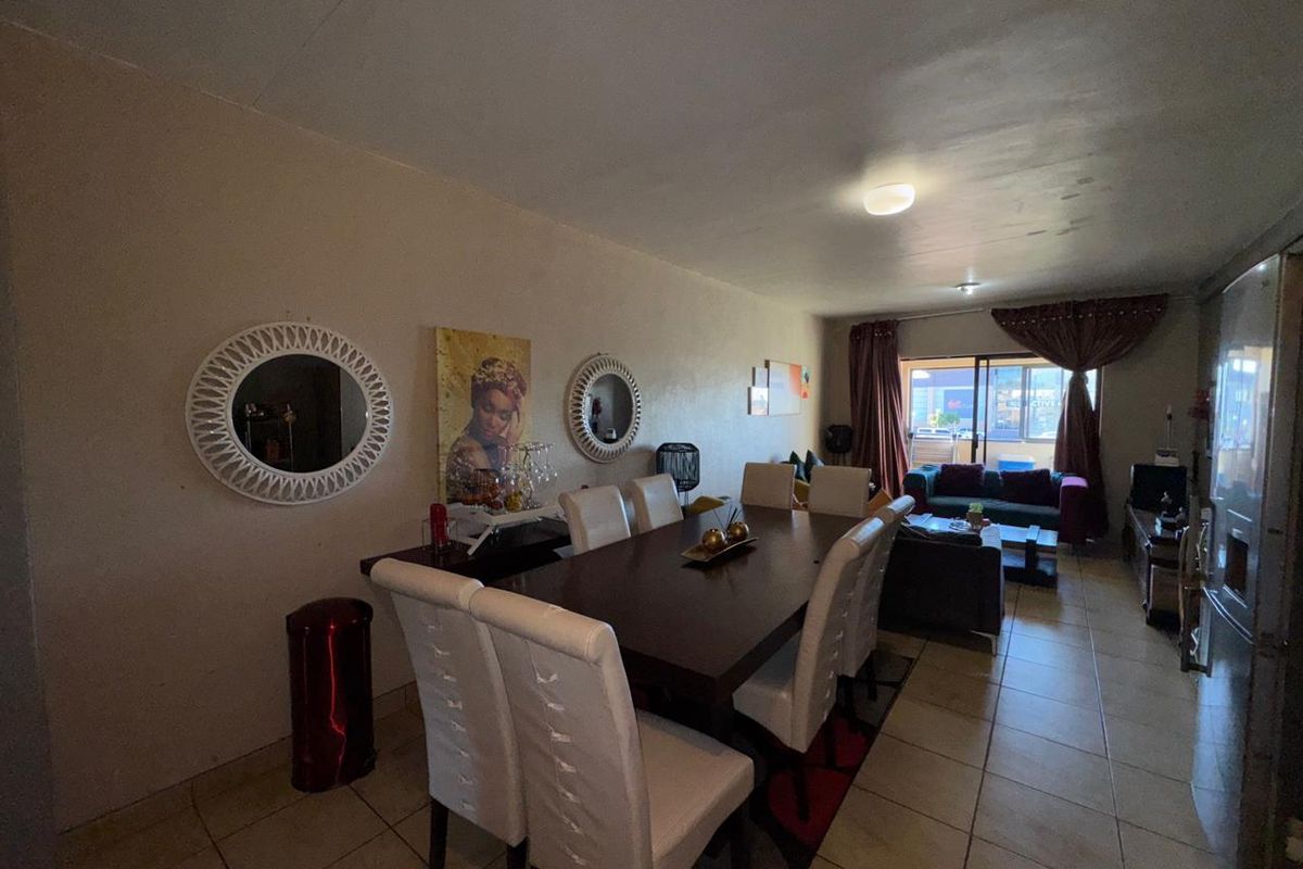 Contemporary Two-Bedroom Apartment in Prime Location - Photo 5