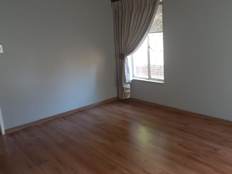 4 bedroom home + flatlet in 24 hour security area - Photo 10