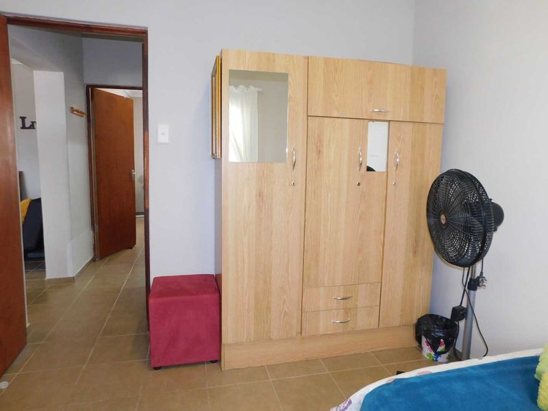 Corner property : Perfect for self catering units!! - Photo 3