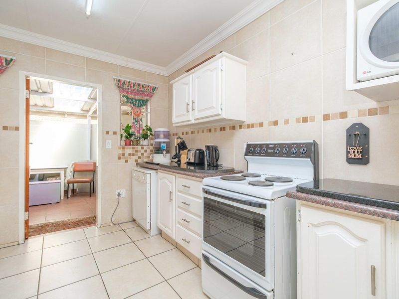 3 Bedroom in Protea Retirement Village. A Wonderful Place to live. - Photo 9