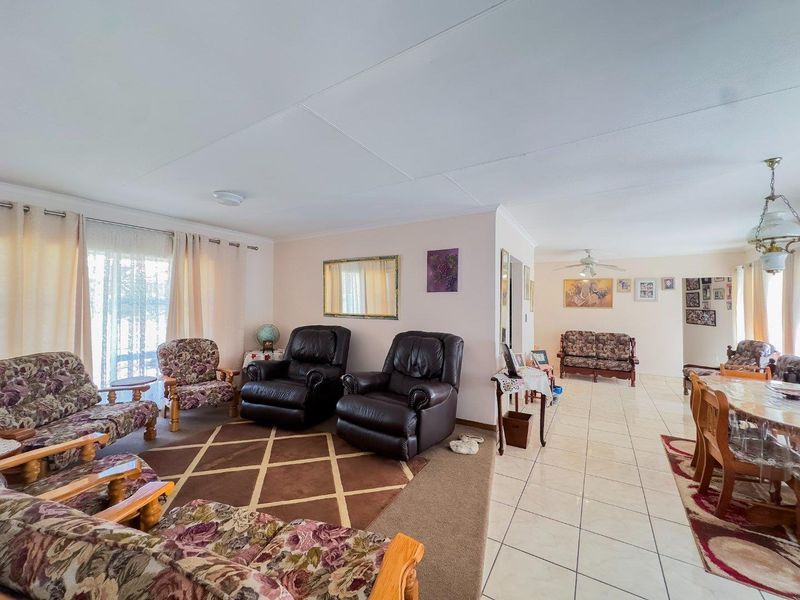 Spacious Family Home on a Large Stand with Exceptional Potential - Photo 6