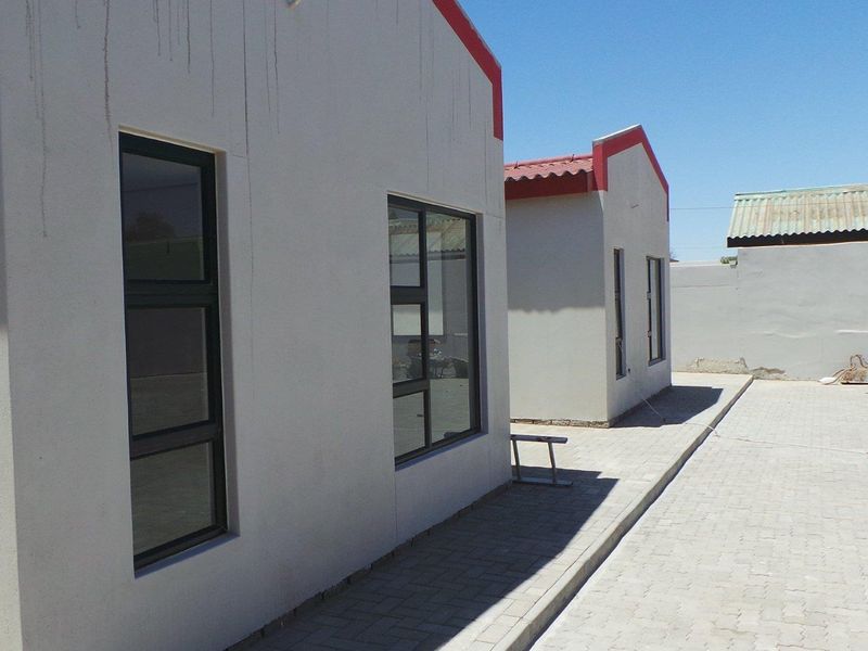 House with 10 Flats perfect to Trade of Live and earn an rental income. - Photo 1