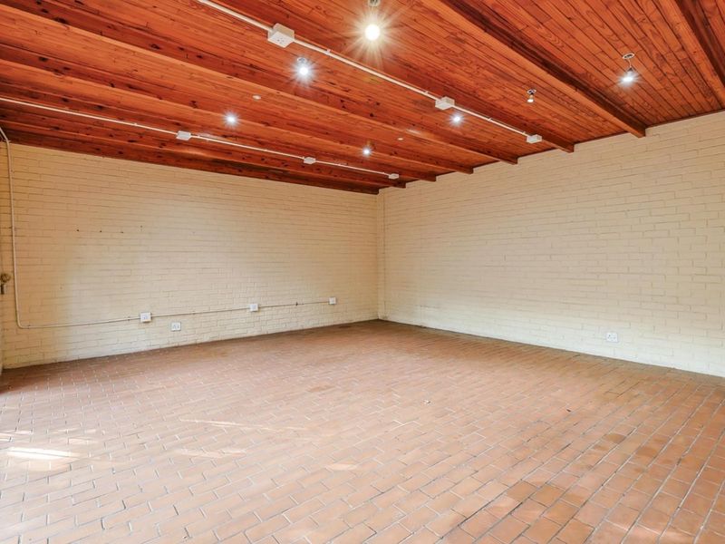 Expansive 9-Bedroom Property on a Generous 1887sqm Lot - Photo 7