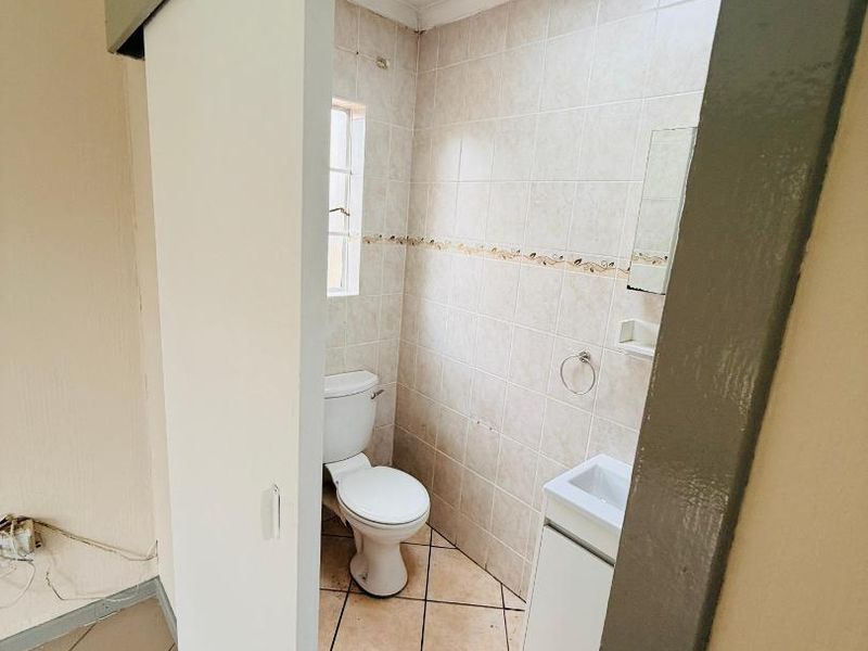 Move-In Ready 3 Bedroom, 2 Bath Renovated Home in Secure North Riding Complex - Photo 9