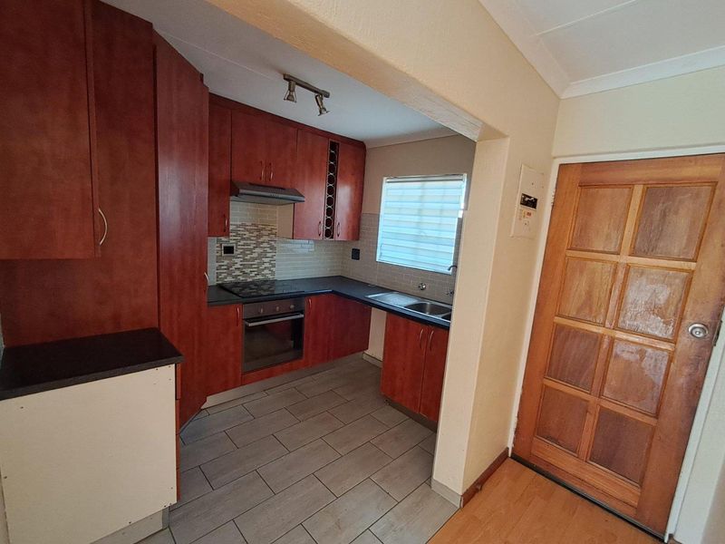 3 Bedroom Town House In Rushmere Manor The Reeds - Photo 3