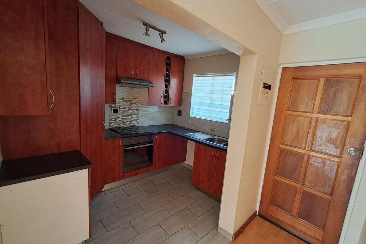 3 Bedroom Town House In Rushmere Manor The Reeds - Photo 3