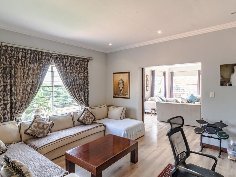 Spacious Five‐Bedroom Residence Offering Ample Family Living and Perfect for Entertainment - Photo 7
