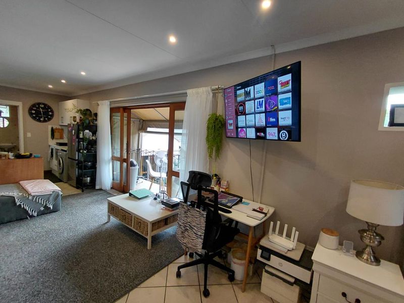 Spacious Bachelor Cottage in Robindale - Photo 3