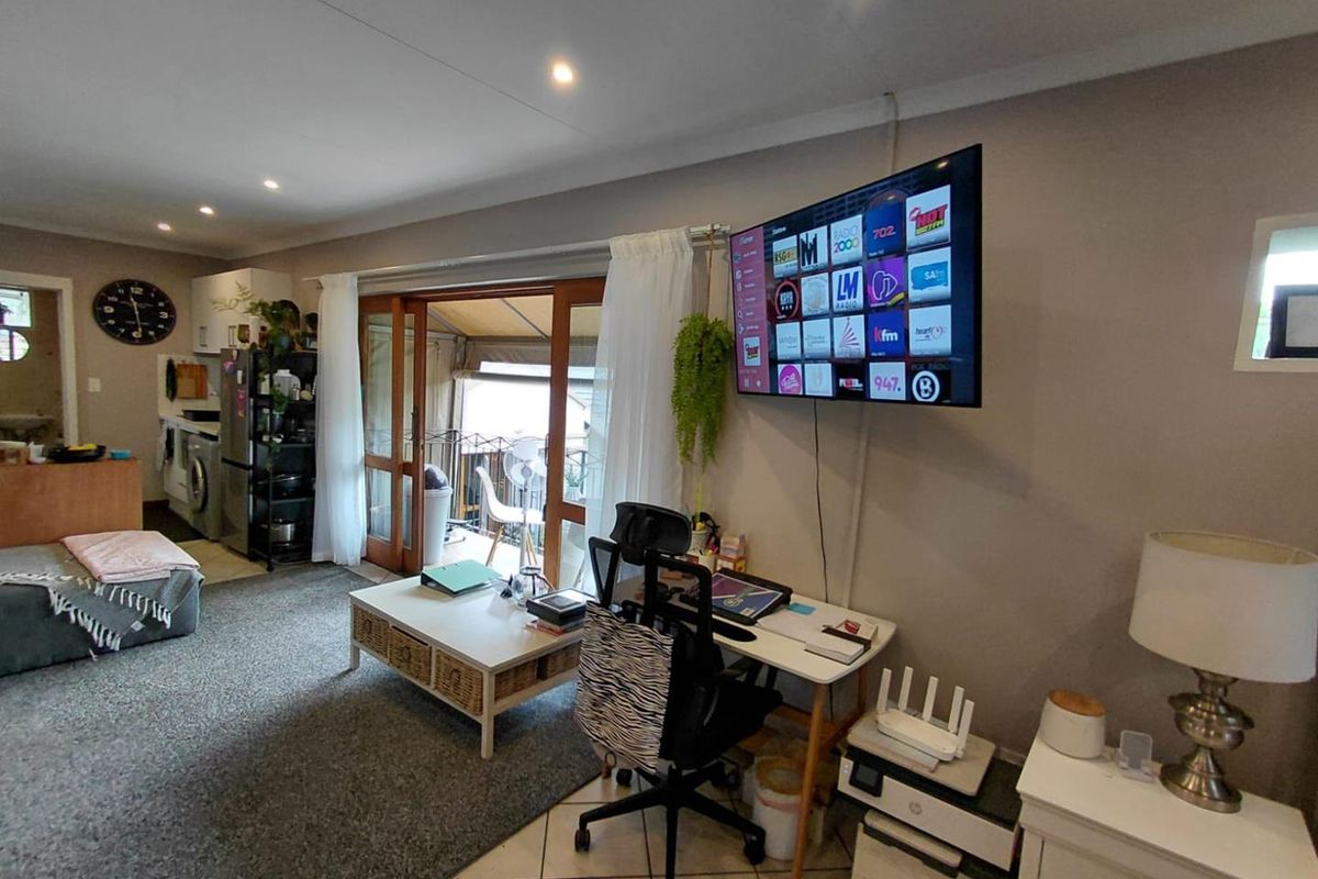 Spacious Bachelor Cottage in Robindale - Photo 3