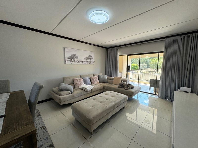 Upmarket Three Bedroom First Floor Apartment For Sale In The Walford - Photo 7