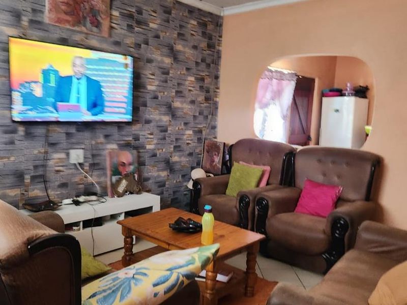 Charming Three-Bedroom Home for Sale in Site C, Khayelitsha - Photo 9