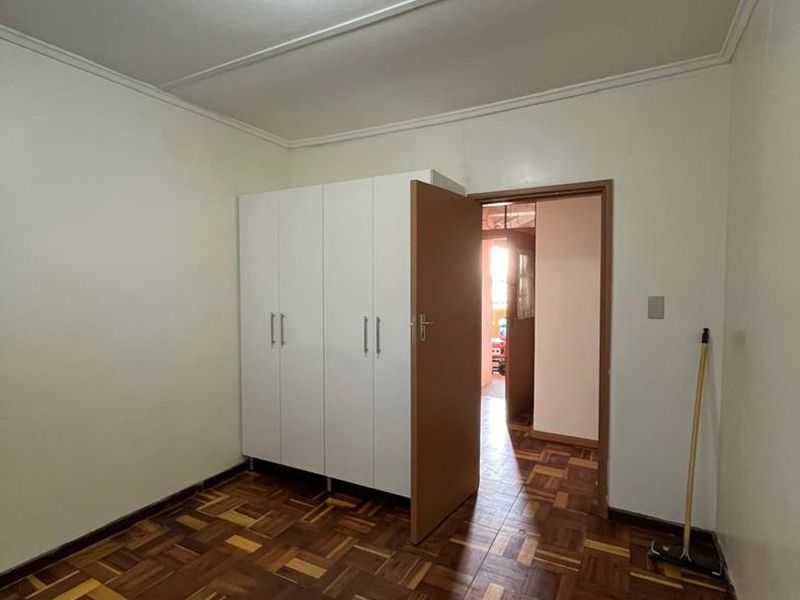 1 Spacious Flat to Rent in Sidwell - Photo 3