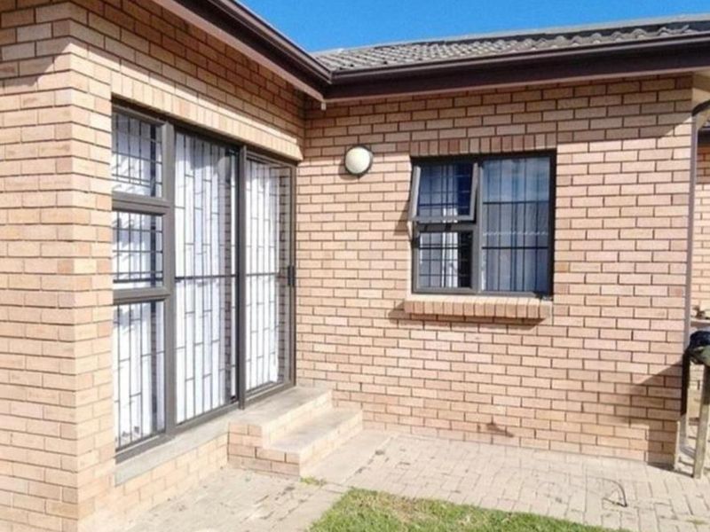 SERENE OASIS IN WINDSOR PARK - Photo 4