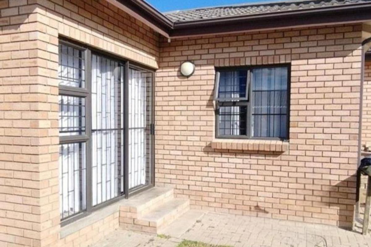 SERENE OASIS IN WINDSOR PARK - Photo 4