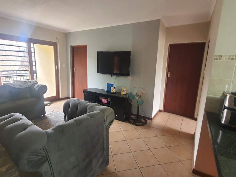 **Charming 2-Bedroom Apartment with Modern Amenities** - Photo 10