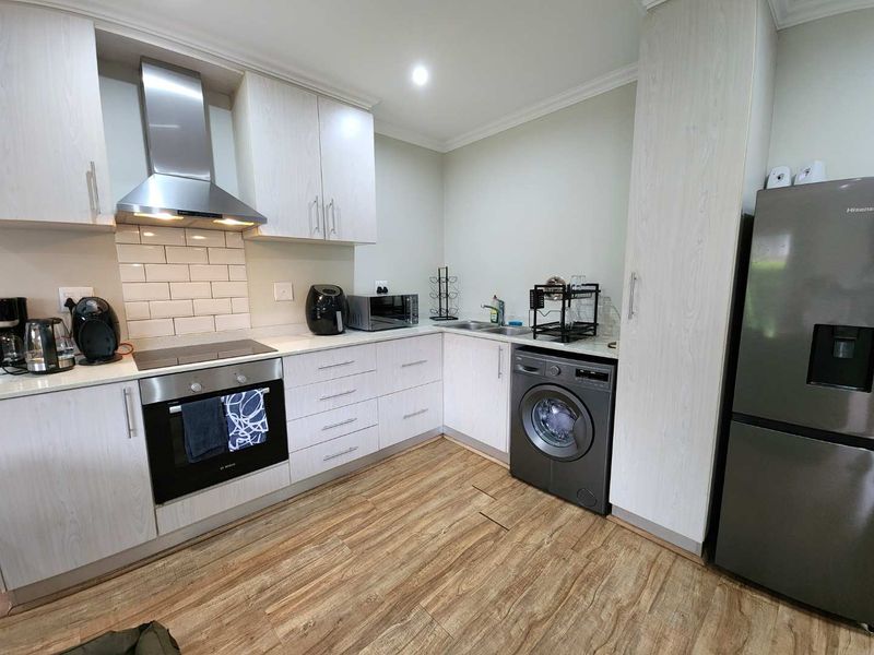 Two Bedroom Ground Floor Unit TO LET in Emberton Estate! - Photo 5