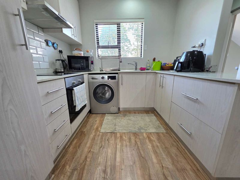 2 Bedroom with 2 Bathrooms on the First Floor For Sale in Emberton Estate. - Photo 4