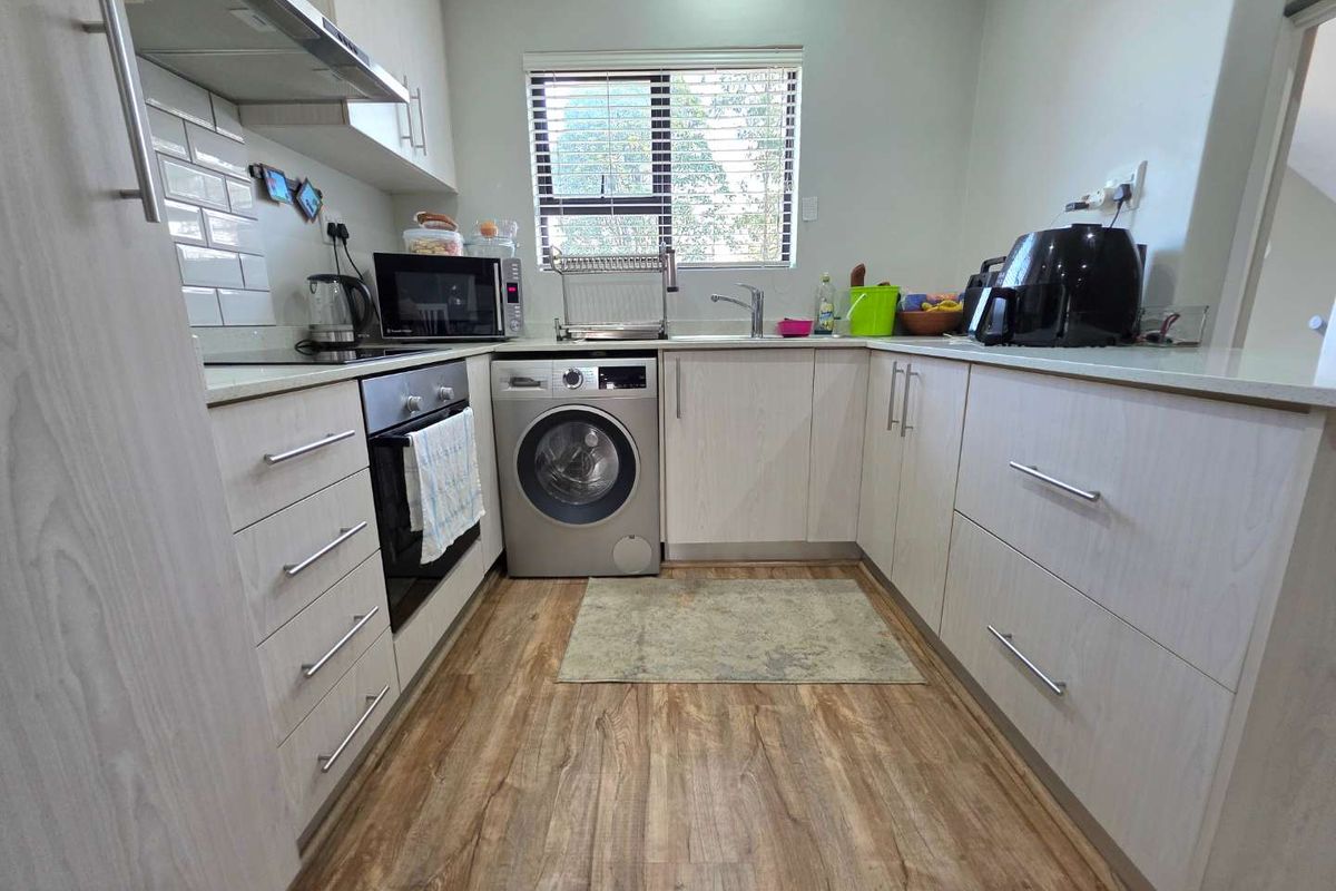 2 Bedroom with 2 Bathrooms on the First Floor For Sale in Emberton Estate. - Photo 4