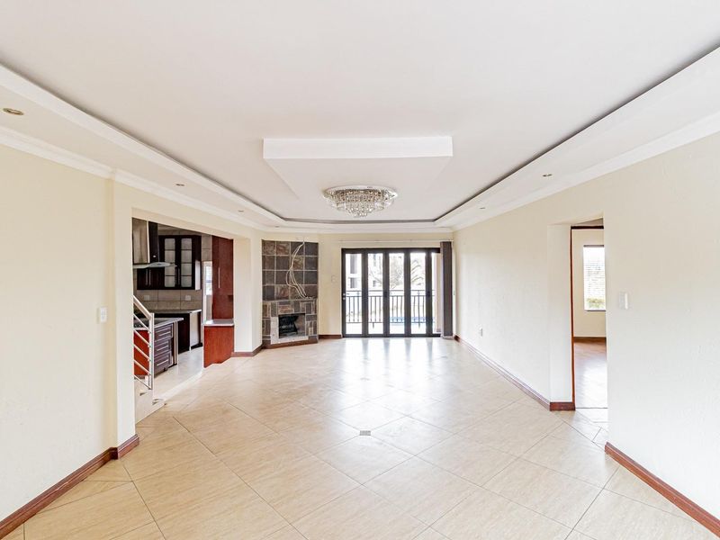5 Bedroom Double Storey Family Home With pool,Solar & Exceptional Entertainment Spaces - Photo 6