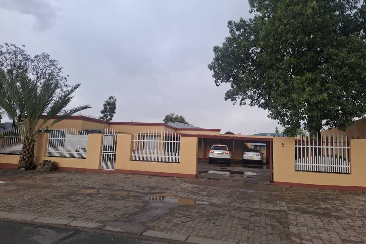 Family spacious home for sale - Photo 2