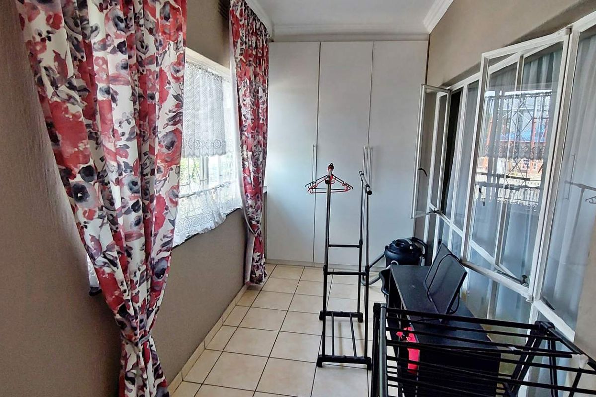 Pet Friendly 2 Bedroom Unit, in Town. - Photo 5