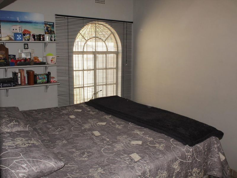 Large Property + 2 Flatlets! + SOLAR! - Photo 10