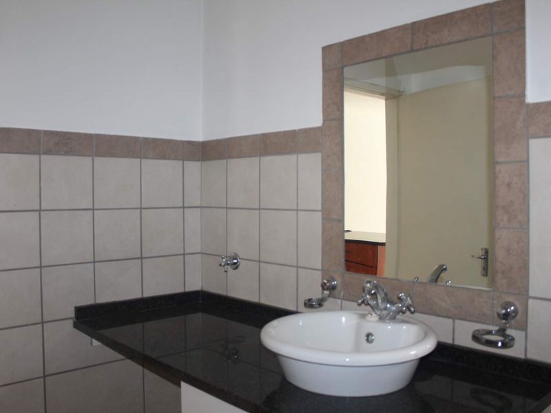 Modern 1 bedroom Unit at Embassy Place | R6 500 - Photo 8