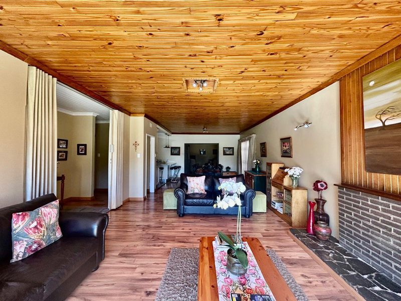 Charming family home on a corner stand, near popular schools and the University. - Photo 3